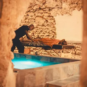 https://la-maison-des-lamanon.fr-provencehotel.com